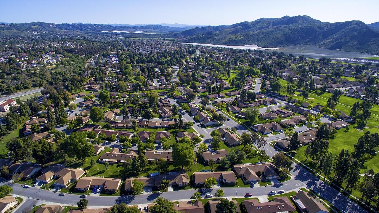 Rolling hills and lakes around Clermont